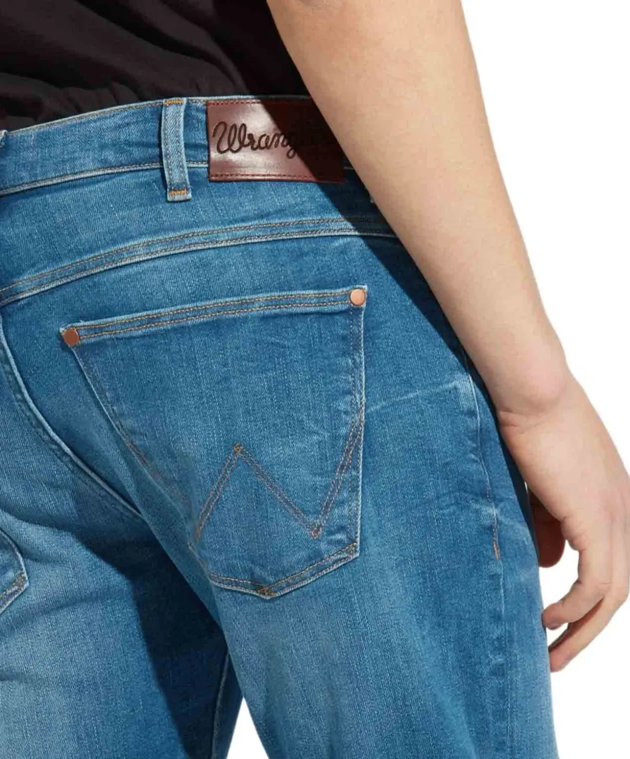 Wrangler Larston - Schmal zulaufende Jeans in Far Green