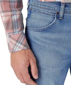 Wrangler Larston Jeans Tapered in hellblauer Waschung