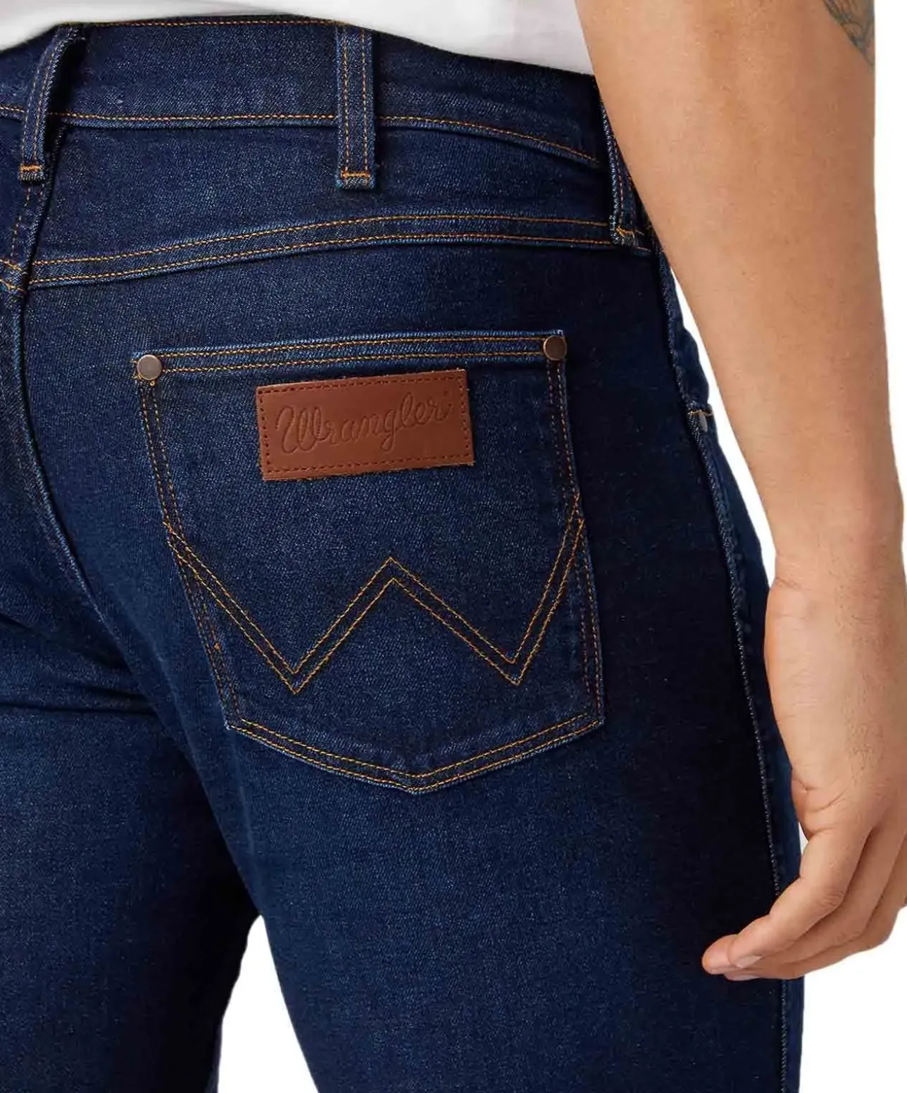 Wrangler Larston Slim Tapered Jeans in dunklem Stonewash