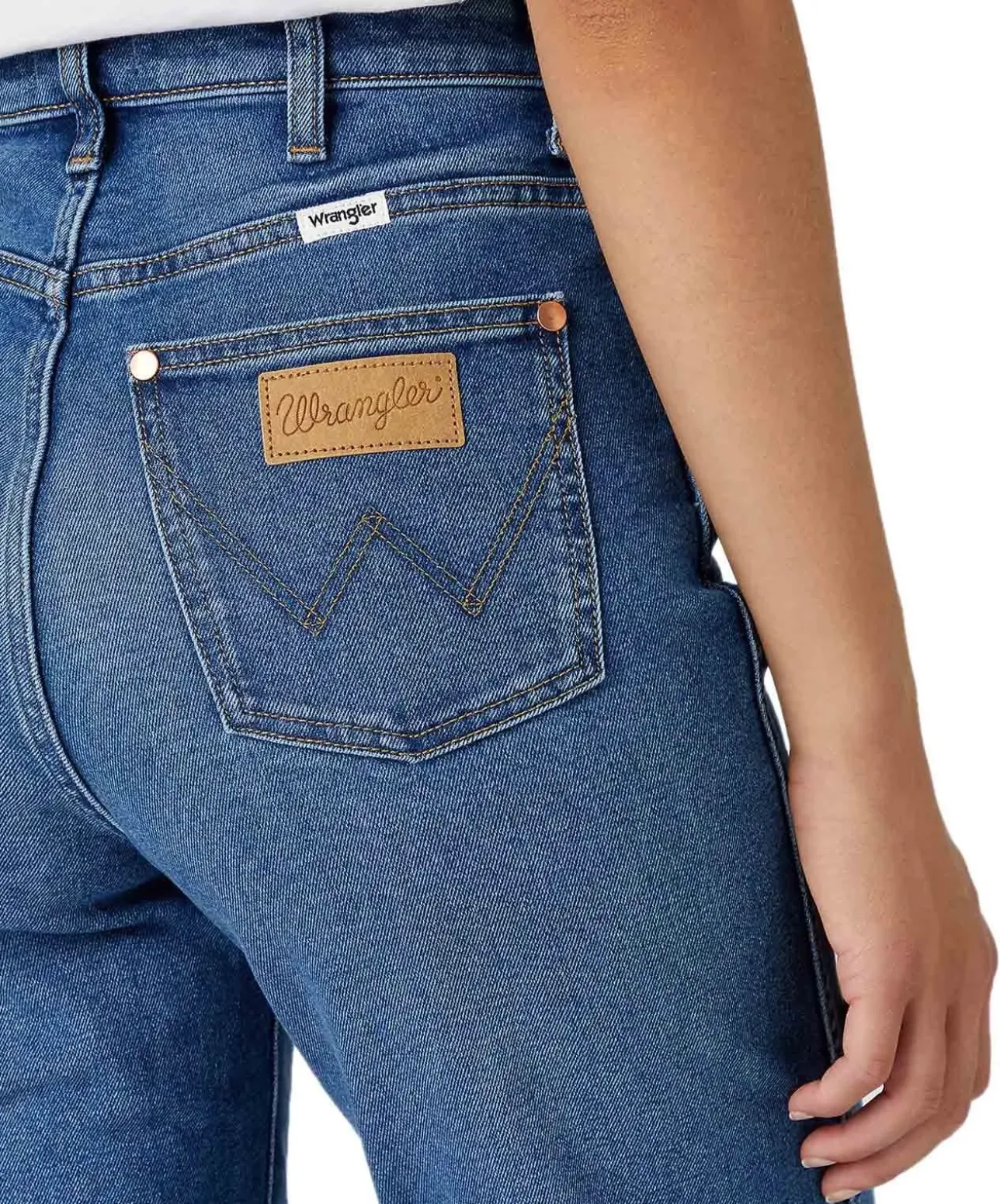 Wrangler Mom Jeans Straight Leg in Smoke Sea