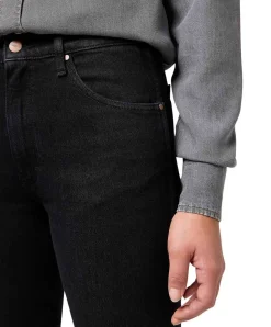 Wrangler Straight Jeans in Schwarz mit mittelhohem Bund