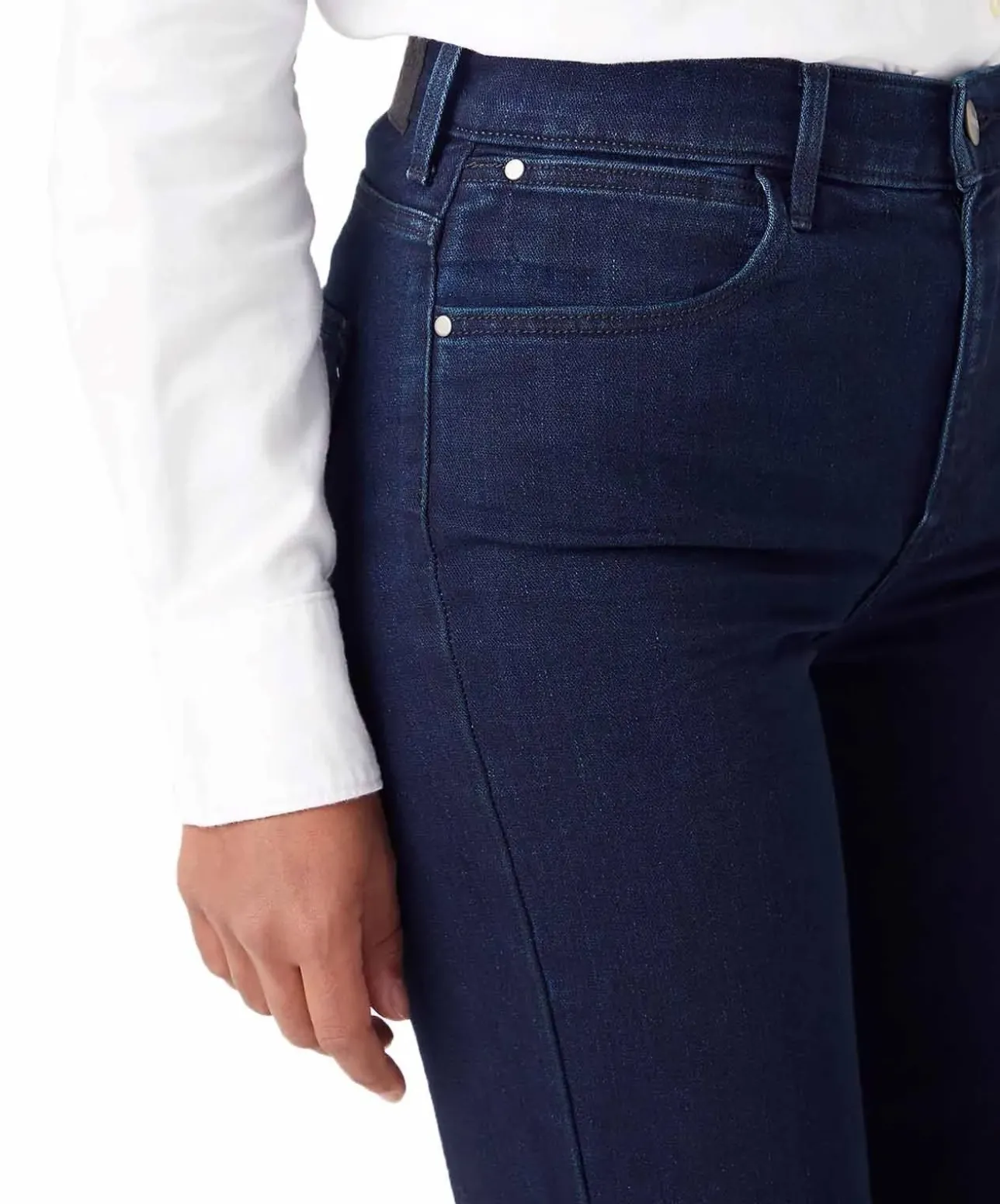 Wrangler Straight Jeans in dunkelblau mit mittelhohem Bund