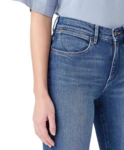 Wrangler Straight Jeans in blau mit mittelhohen Bund