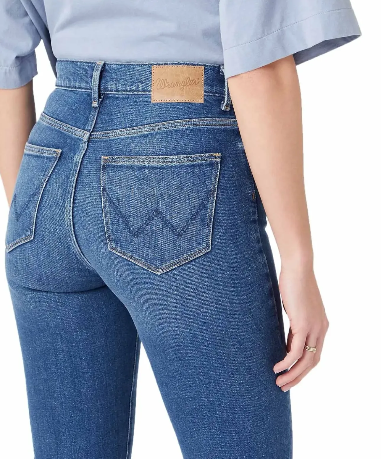 Wrangler Straight Jeans in blau mit mittelhohen Bund