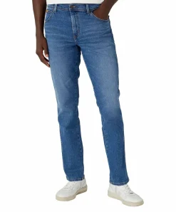 Wrangler Texas Slim Jeans in mittelblauer Maverik Waschung