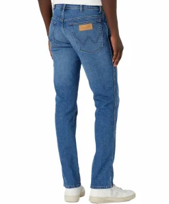 Wrangler Texas Slim Jeans in mittelblauer Maverik Waschung