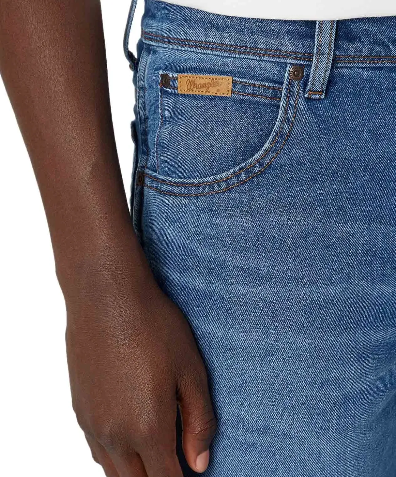 Wrangler Texas Slim Jeans in mittelblauer Maverik Waschung